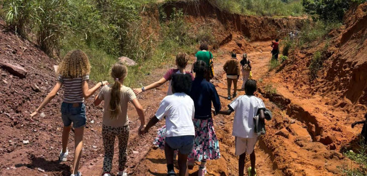 scholieren in Kinshasa samen onderweg