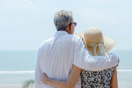 Gepensioneerd koppel aan zee