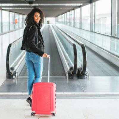 vrouw met bagage die vertrekt op de luchthaven